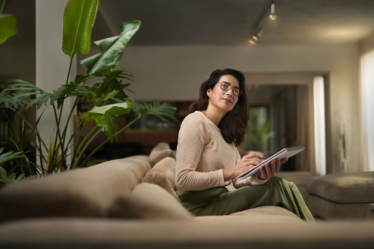 lifestyle4-lady-with-glasses.jpg